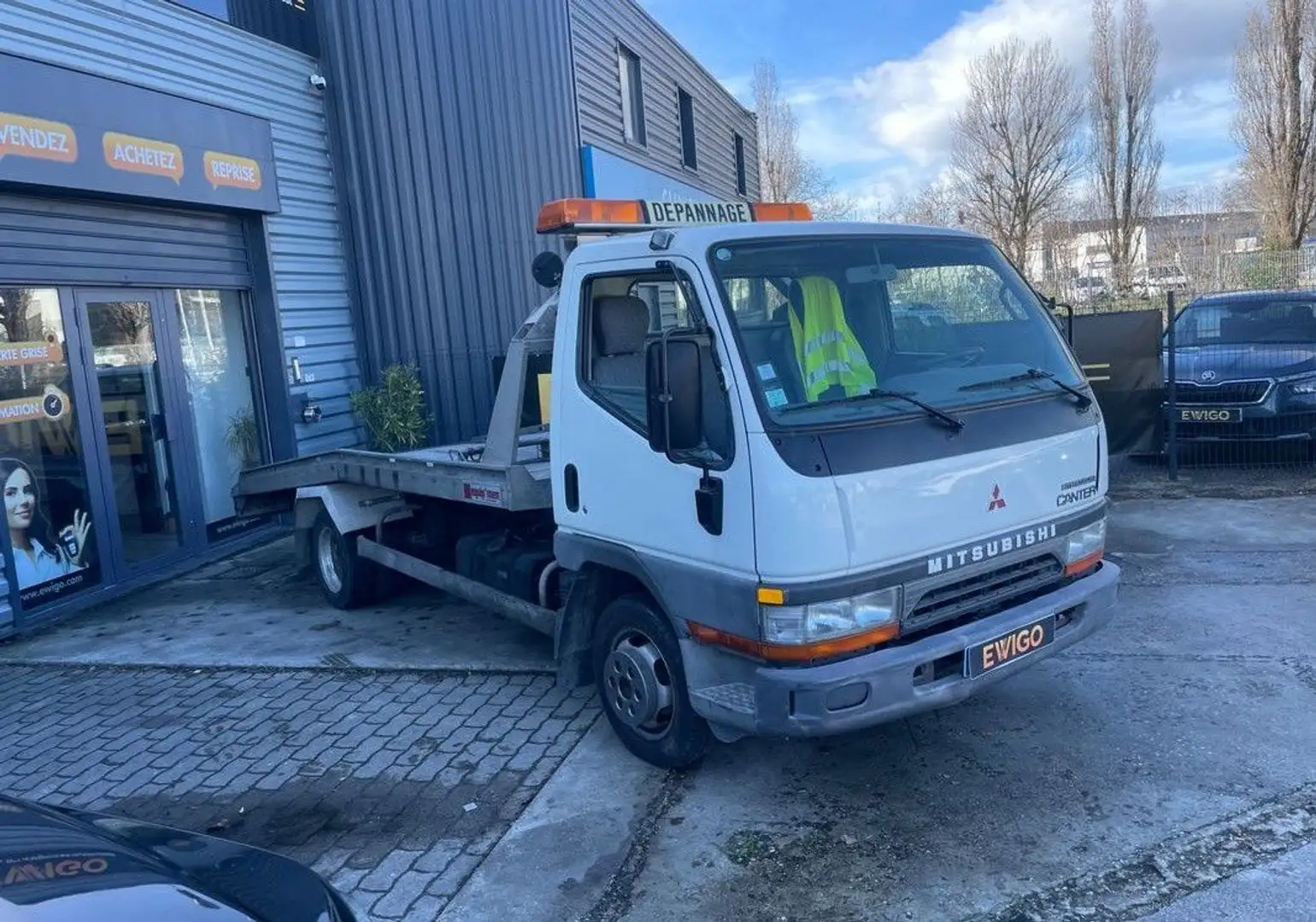 Mitsubishi Canter trucks dépanneuse idem master-sprinter-transit Weiß - 1