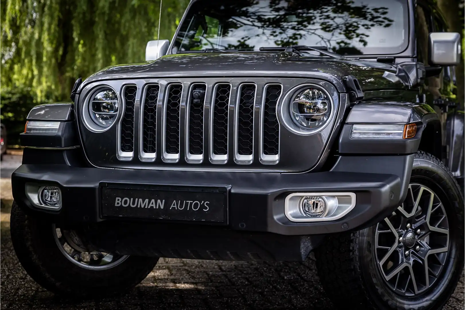 Jeep Wrangler Unlimited 4xe 380 Overland Sky One Softtop Trekhaa Grijs - 2