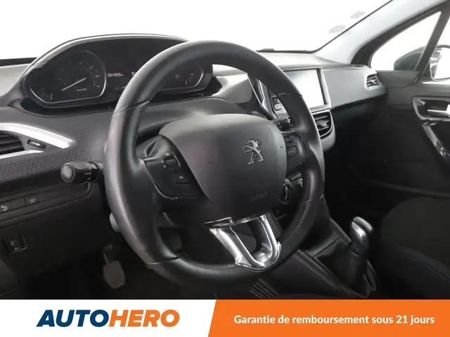 Peugeot 208 view 11