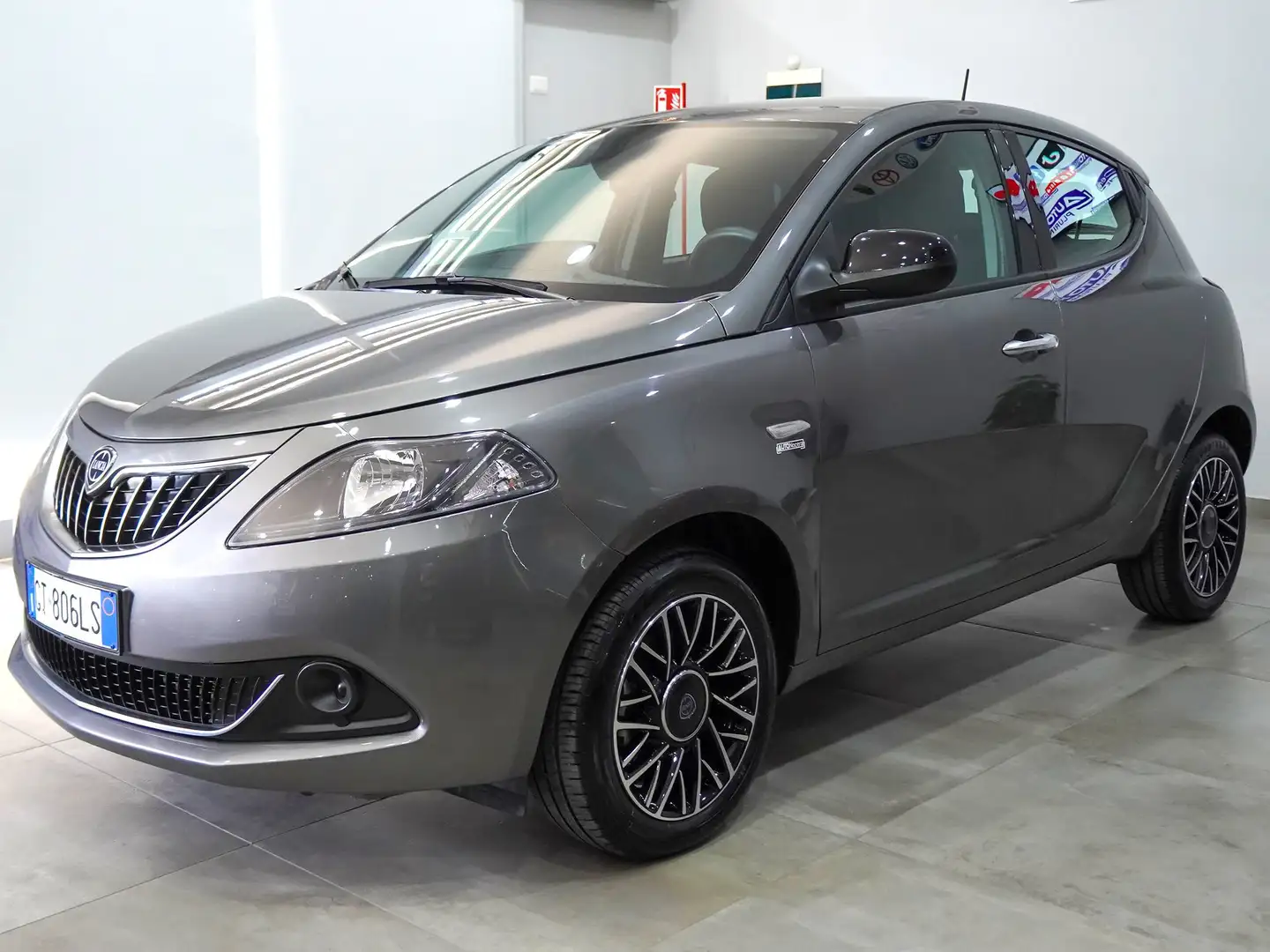 Lancia Ypsilon 1.0 HYBRID 70cv PLATINO - 5° POSTO Grigio - 1