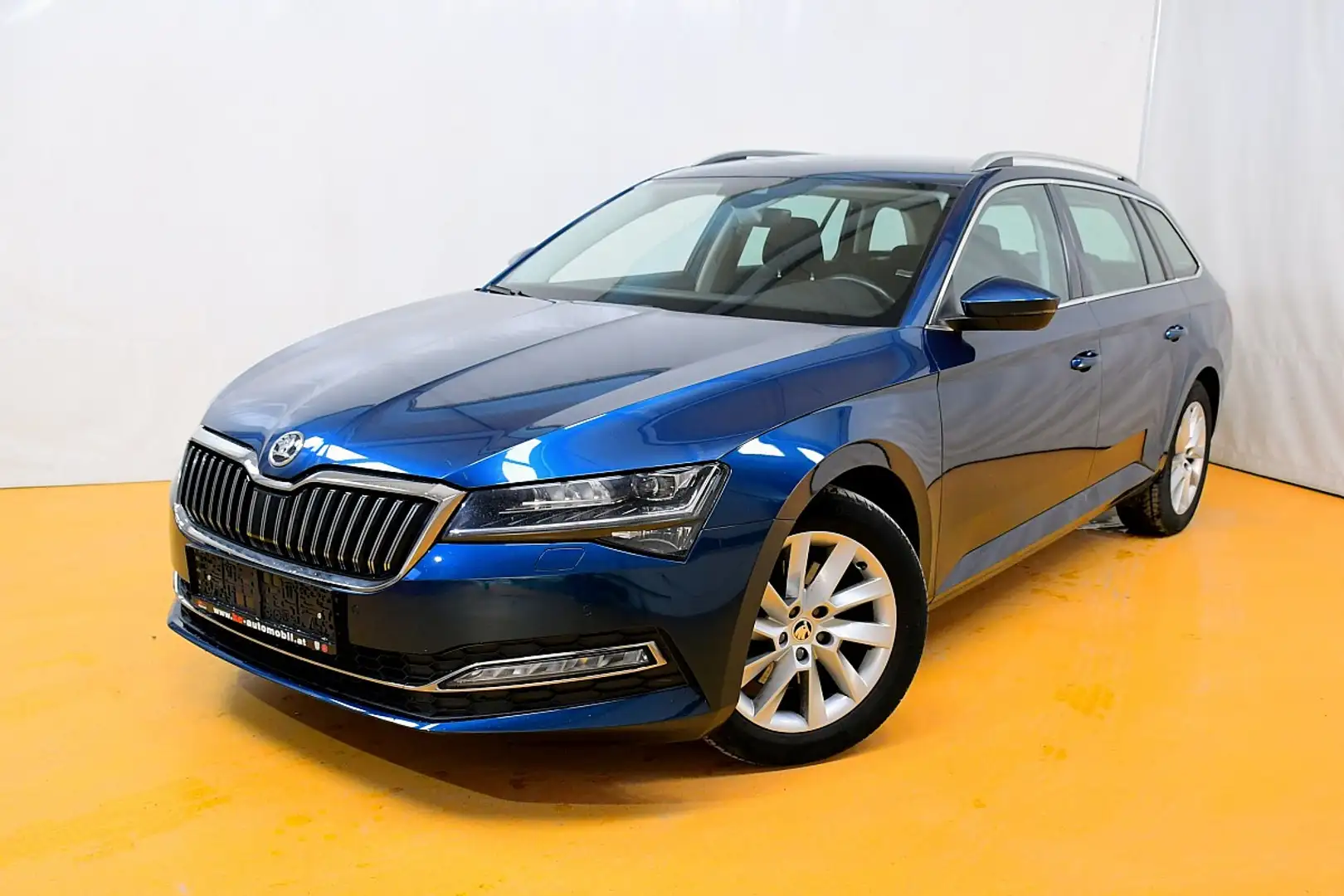 Skoda Superb Kombi 2,0 TDI Style DSG Grau - 1