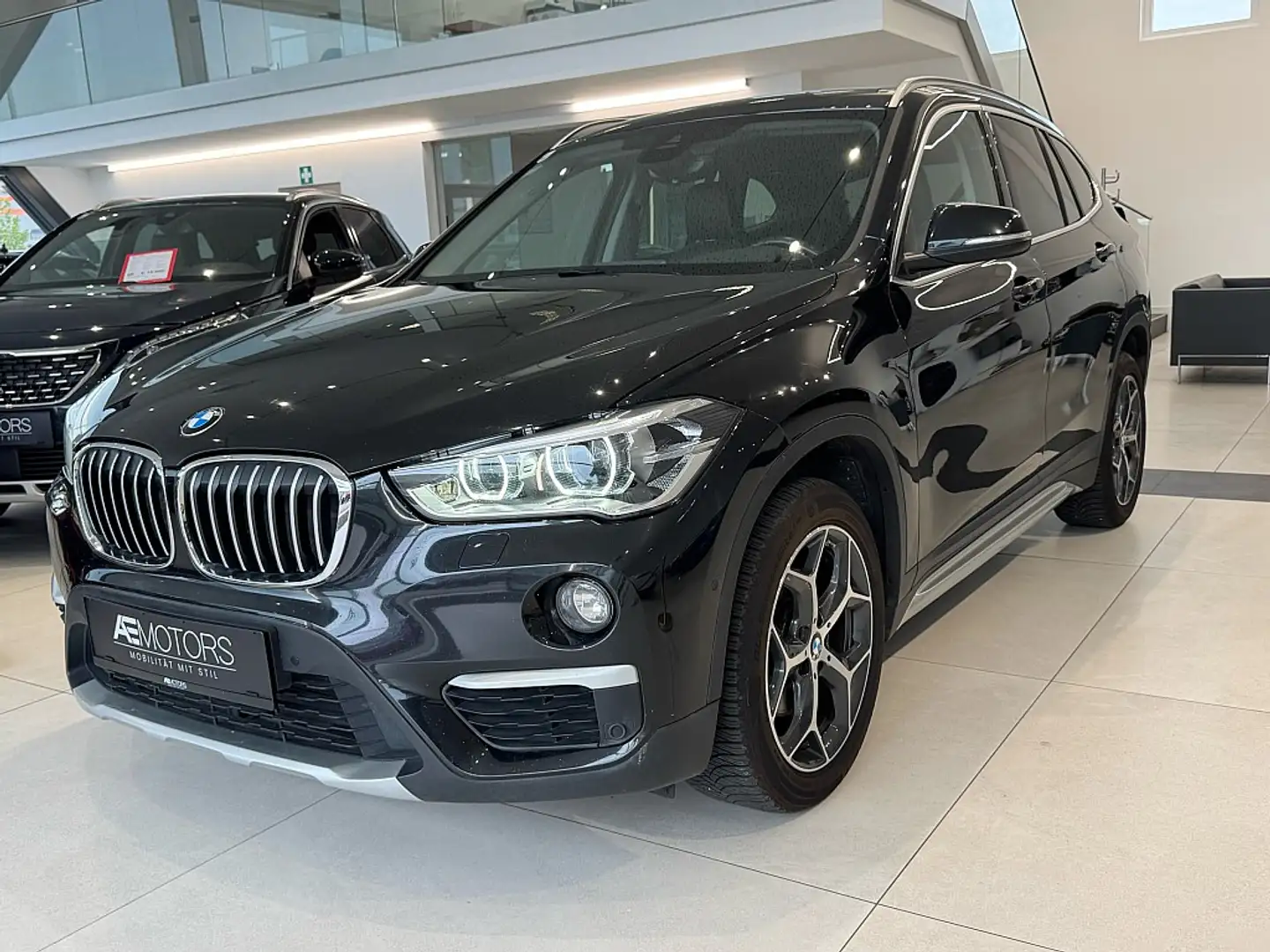 BMW X1 sDrive18d Aut.//HEAD-UP//KREDIT*GARANTIE//AHK//... Schwarz - 2