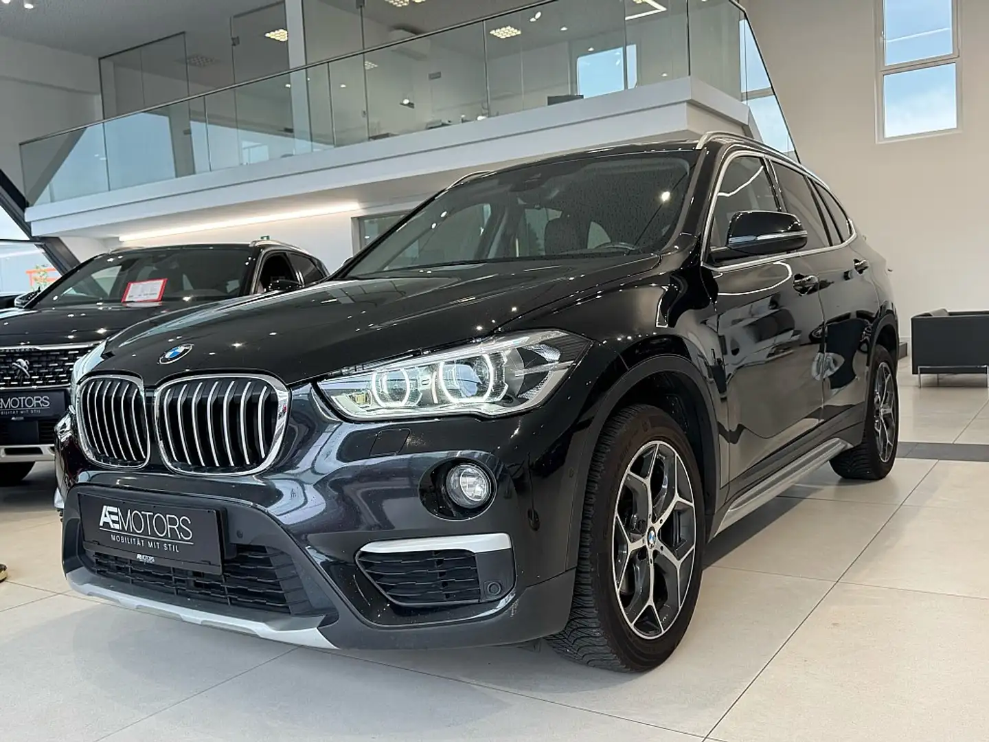 BMW X1 sDrive18d Aut.//HEAD-UP//KREDIT*GARANTIE//AHK//... Schwarz - 1