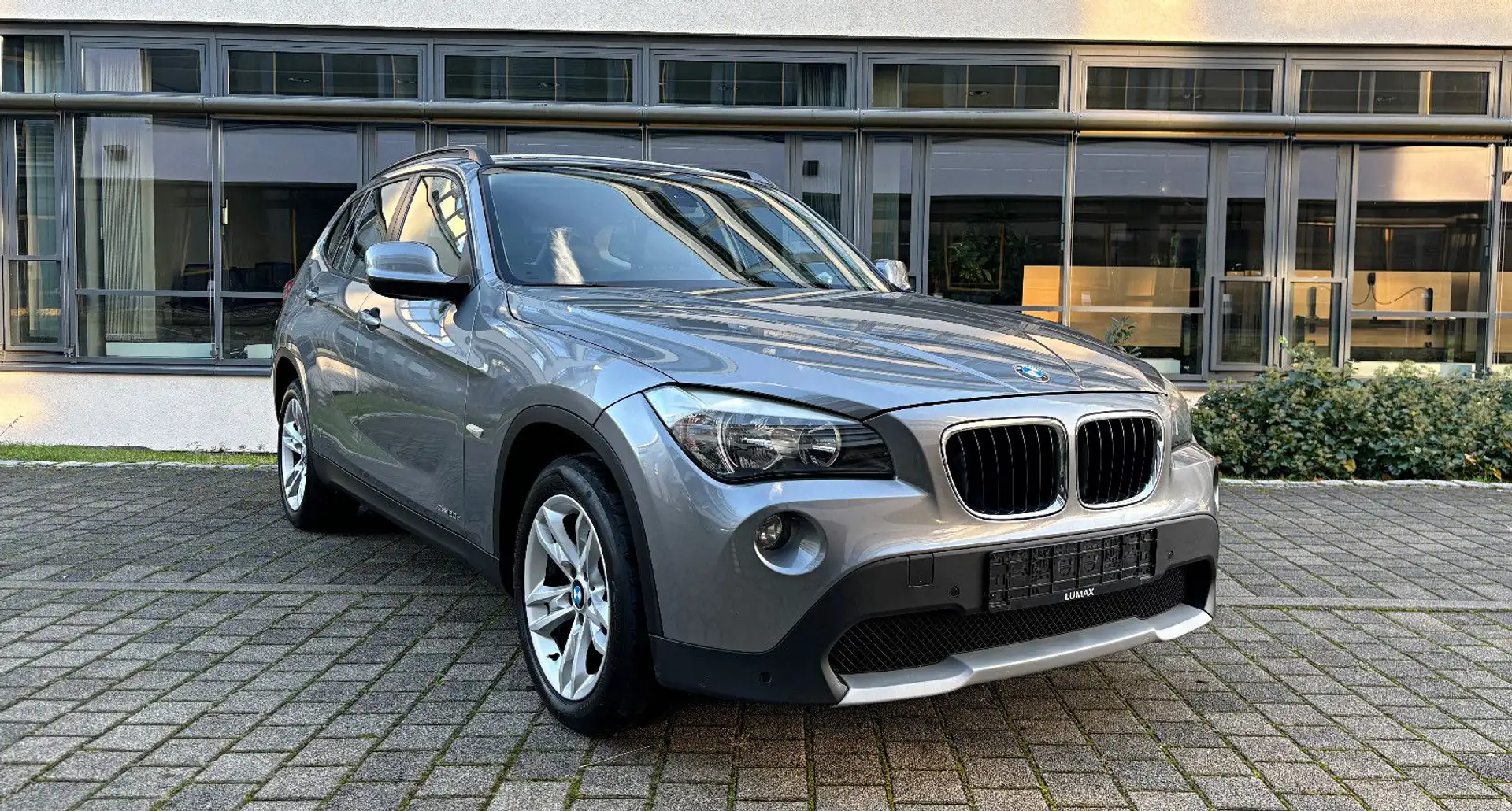 BMW X1 20 d sDrive*Autom*PDC*ALU*KLA* Grau - 1