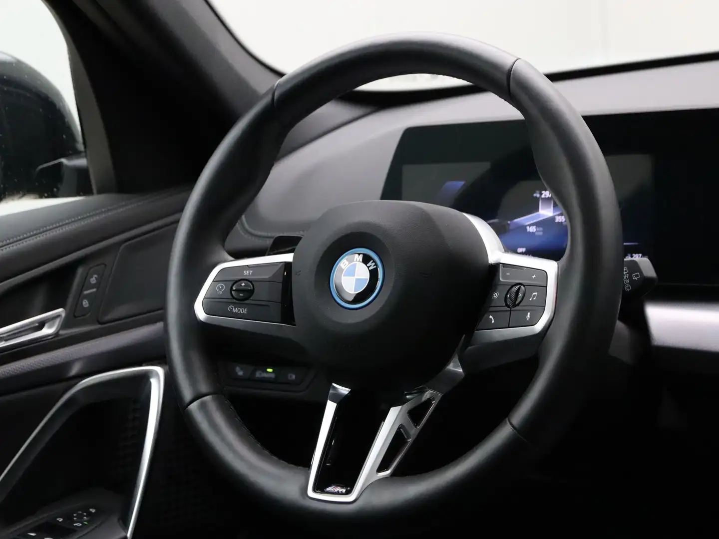 BMW iX1 xDrive30 67 kWh Zwart - 2