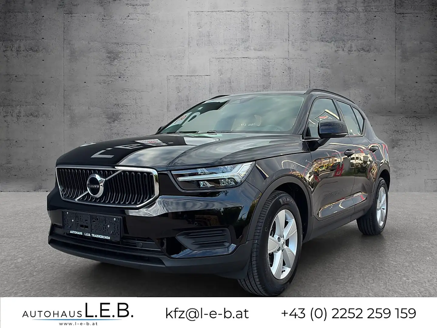 Volvo XC40 T2 Momentum Core Schwarz - 1
