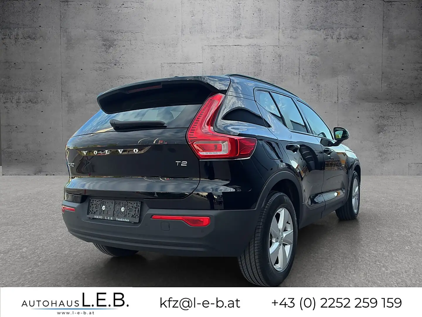 Volvo XC40 T2 Momentum Core Schwarz - 2