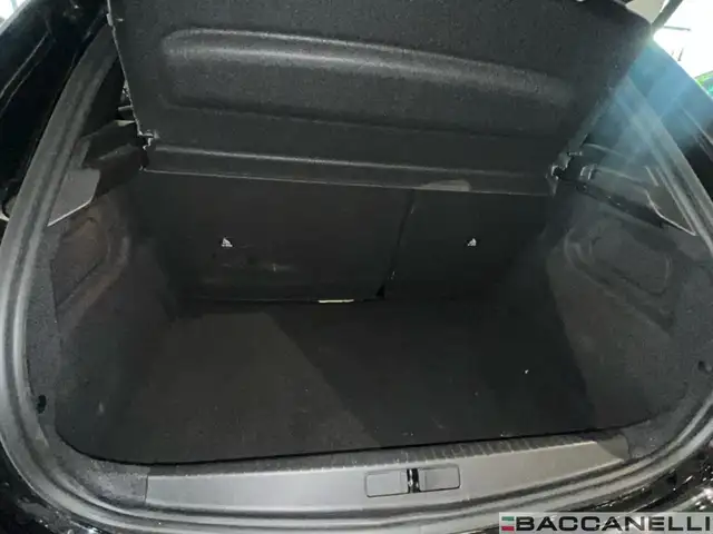 Peugeot 208 view 11