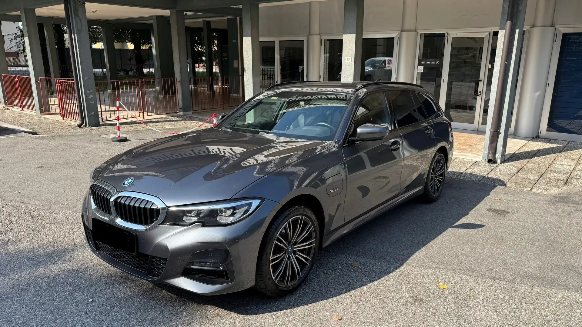 BMW 320 320e Plug-In Hybrid M-Sport Gris - 1
