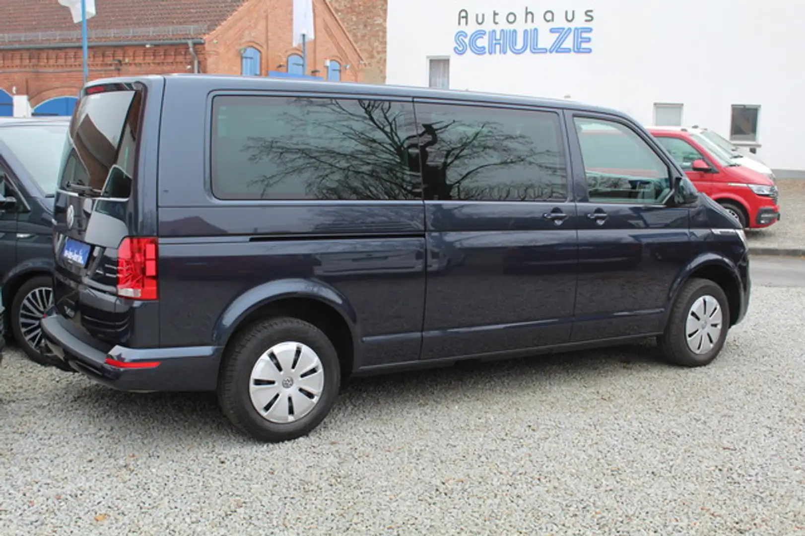 Volkswagen T6.1 Caravelle Comfortline lang LR 150PS DSG AHK Blau - 2