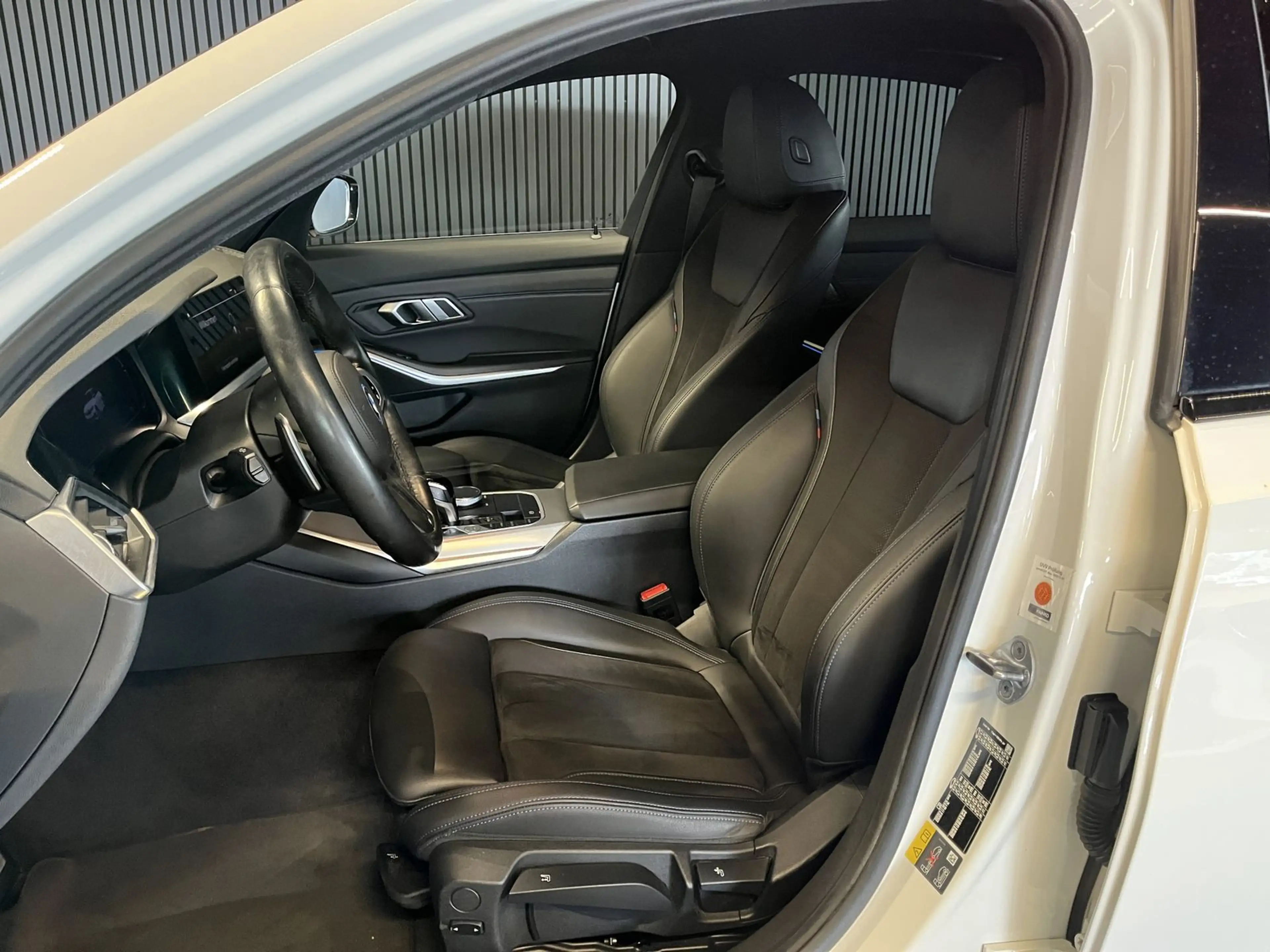 BMW 330 e xDrive M Sport Shadow/Kam/Ambiente/LED/Nav — photo 9