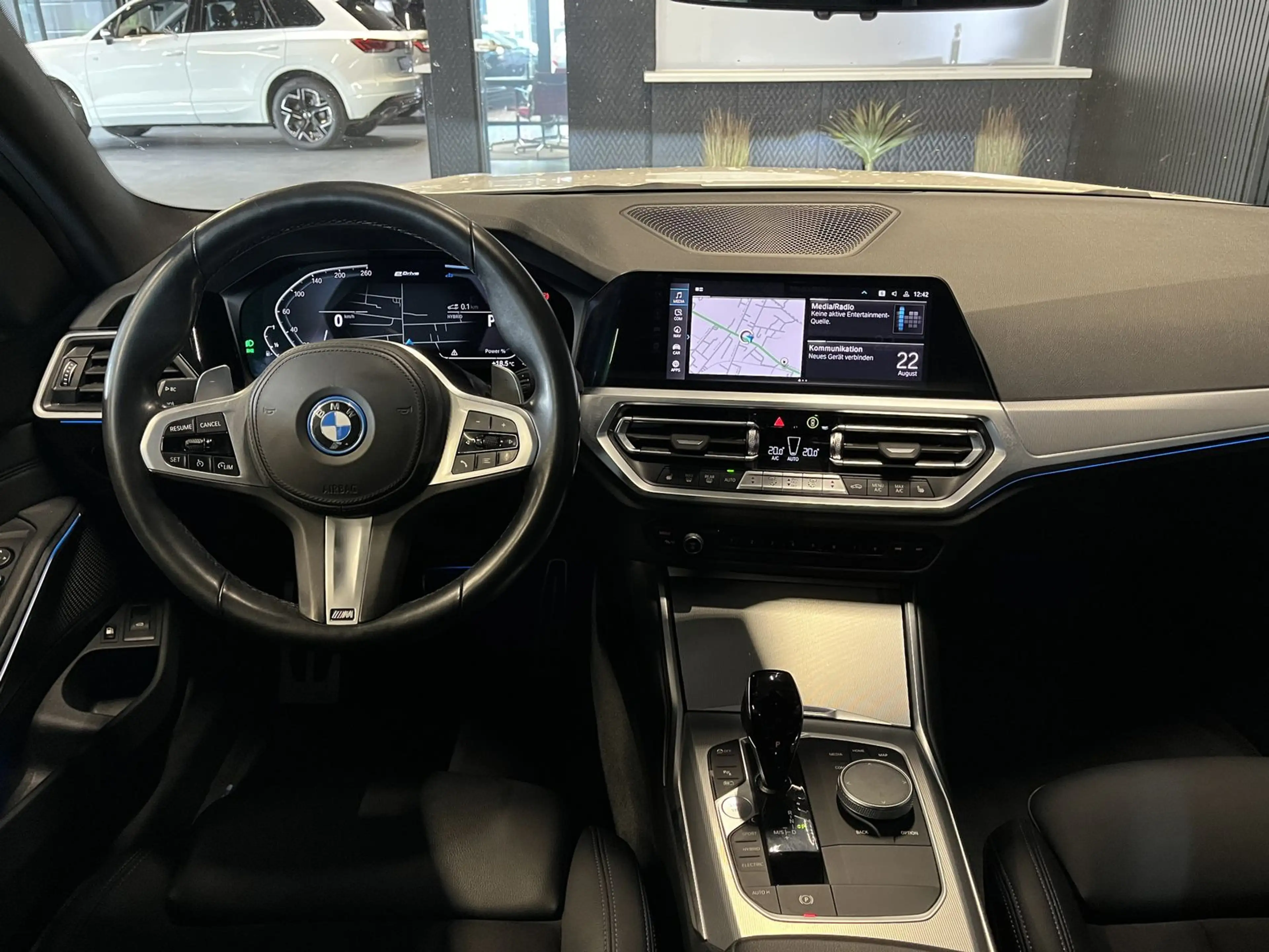 BMW 330 e xDrive M Sport Shadow/Kam/Ambiente/LED/Nav — photo 12