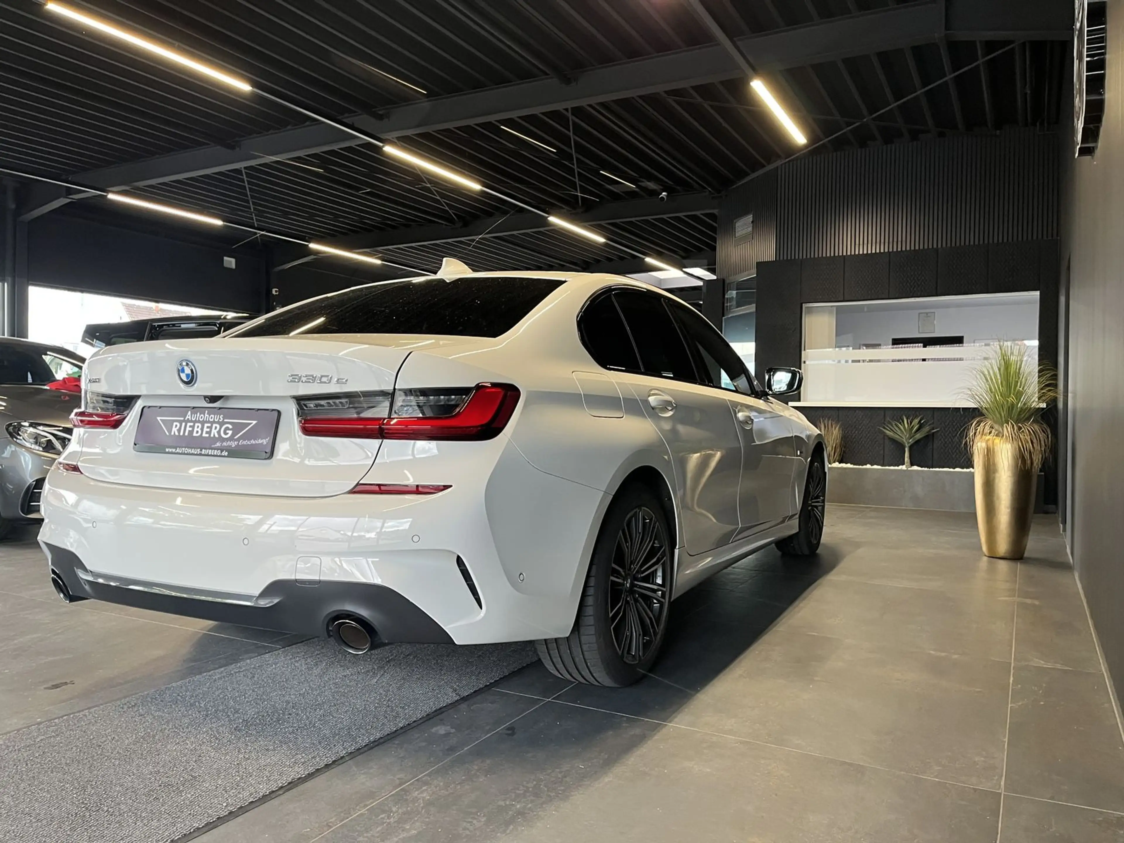 BMW 330 e xDrive M Sport Shadow/Kam/Ambiente/LED/Nav — photo 6