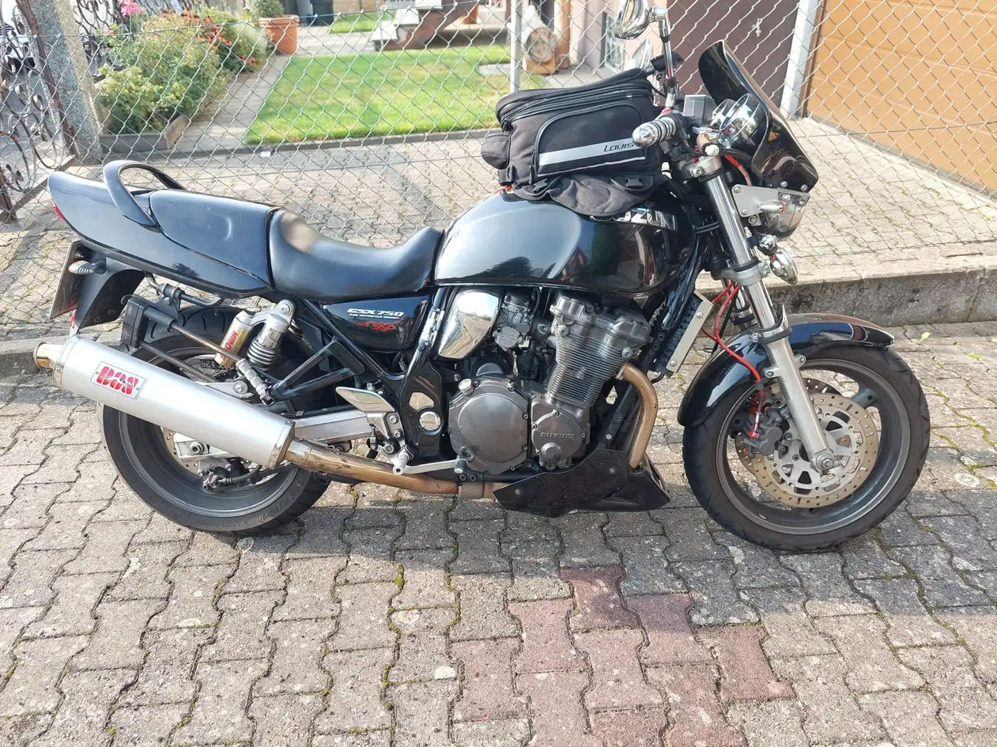 Suzuki GSX 750 Schwarz - 1