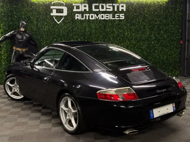 Porsche 911 view 7