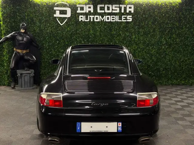 Porsche 911 view 8