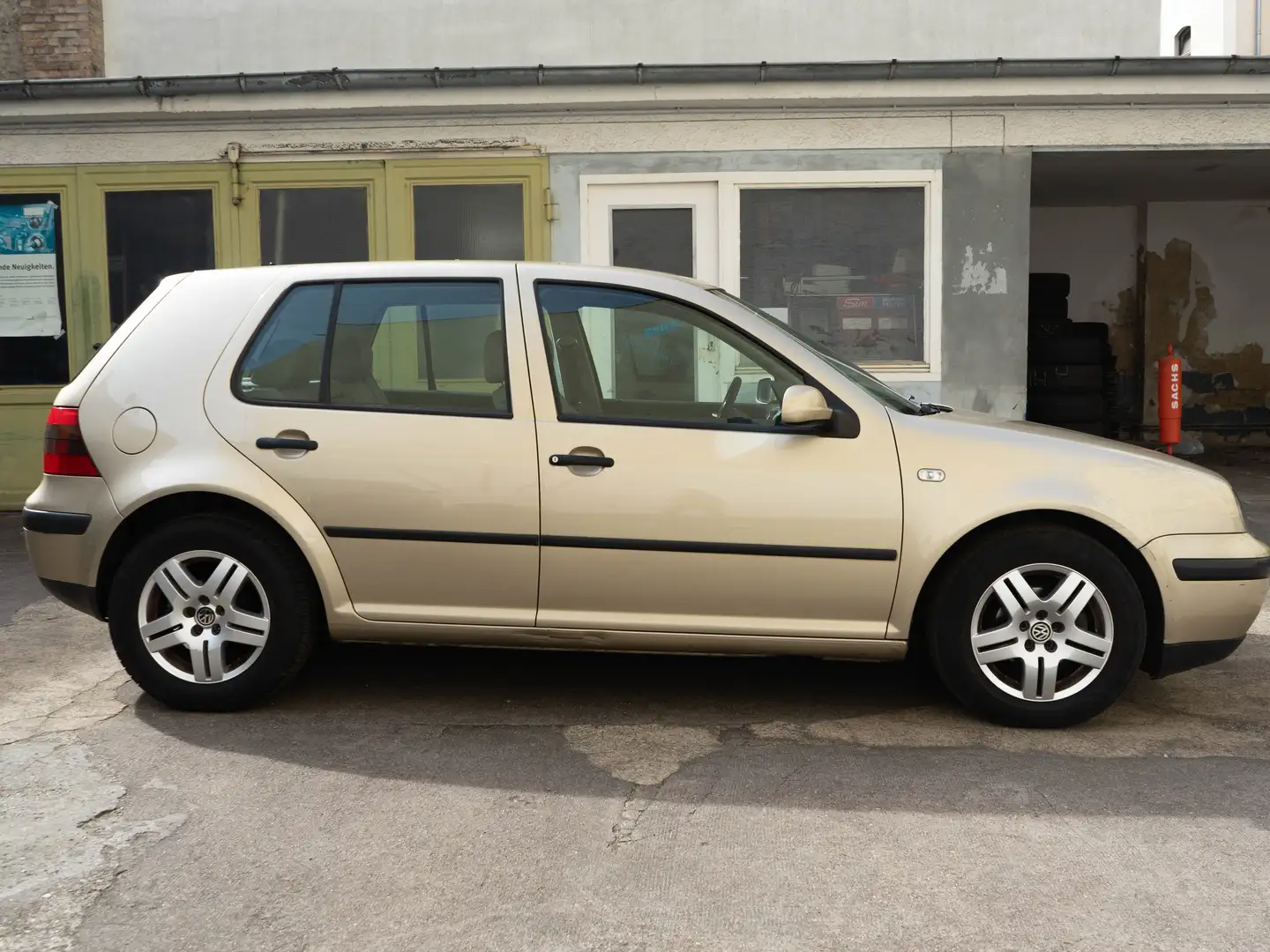 Volkswagen Golf Golf 1.4 Edition Beżowy - 2