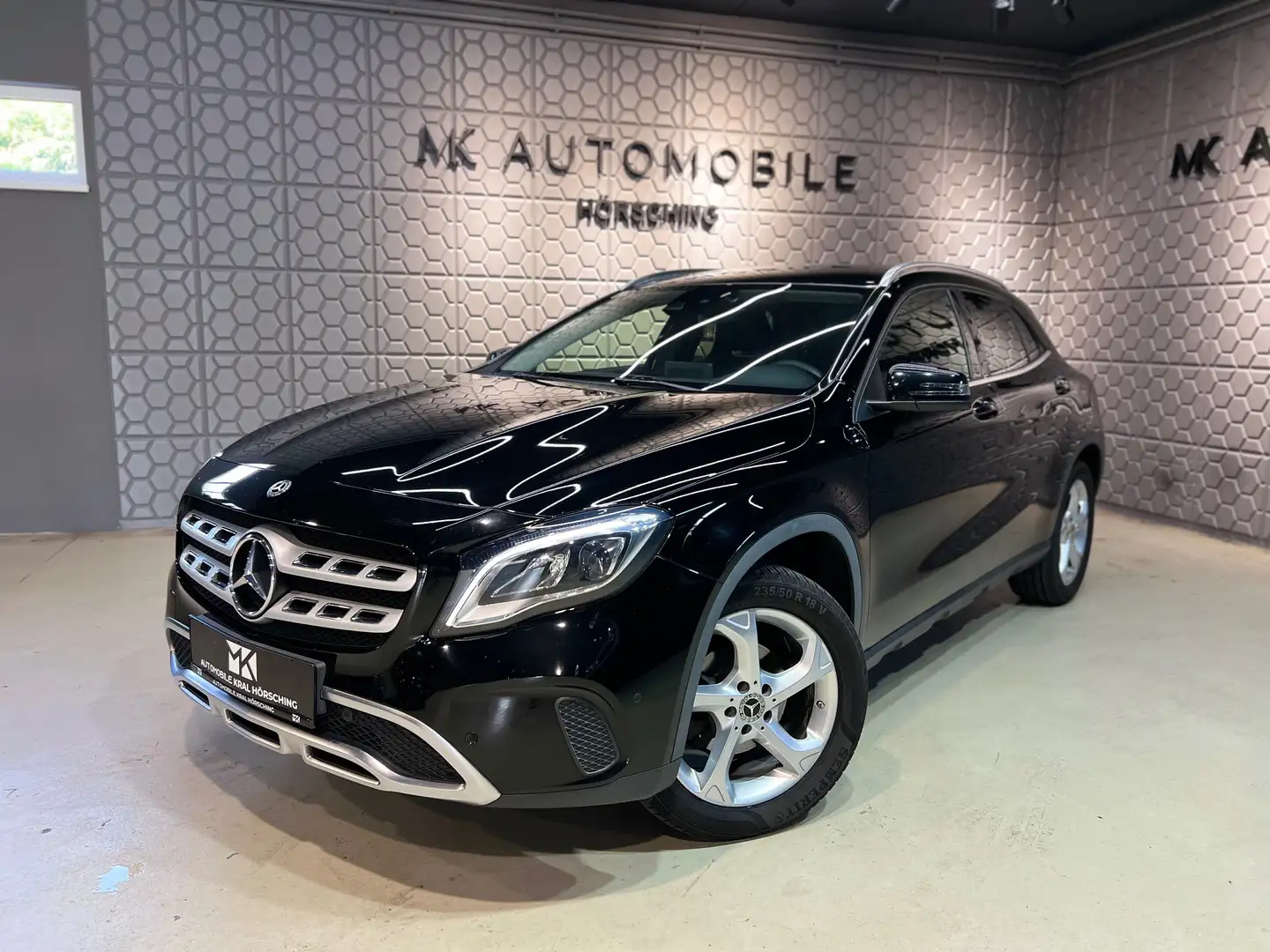 Mercedes-Benz GLA 200 *RFK*NAVI*SITZHEIZUNG*KEYLESS ENTRY/GO*AMBIENTE* Schwarz - 1