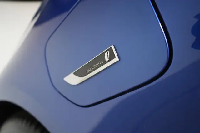 BMW 3 Series view 15