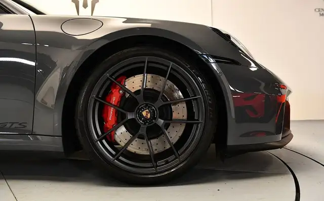 Porsche 992 view 7