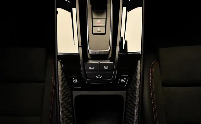 Porsche 992 view 11