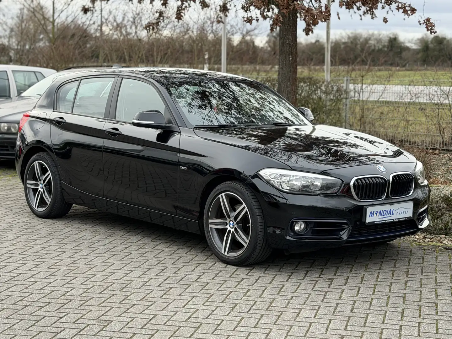 BMW 118 118 d Sport Line Facelift / PDC / Scheckheft Schwarz - 2