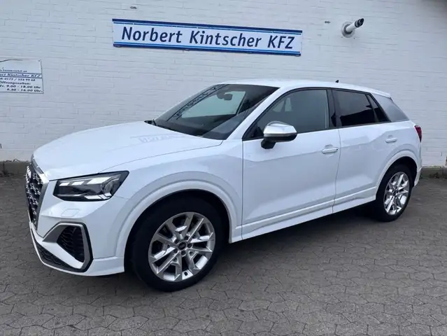 Audi SQ2 2.0 TFSI quattro  1. Hand / Matrix / Kamera