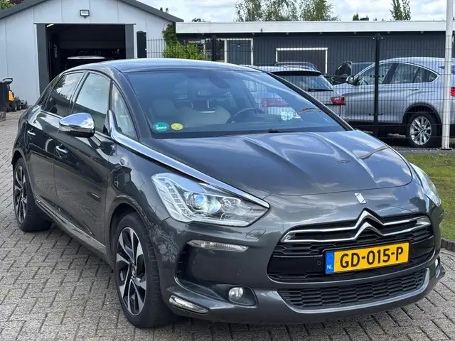 Citroen DS5 view 3