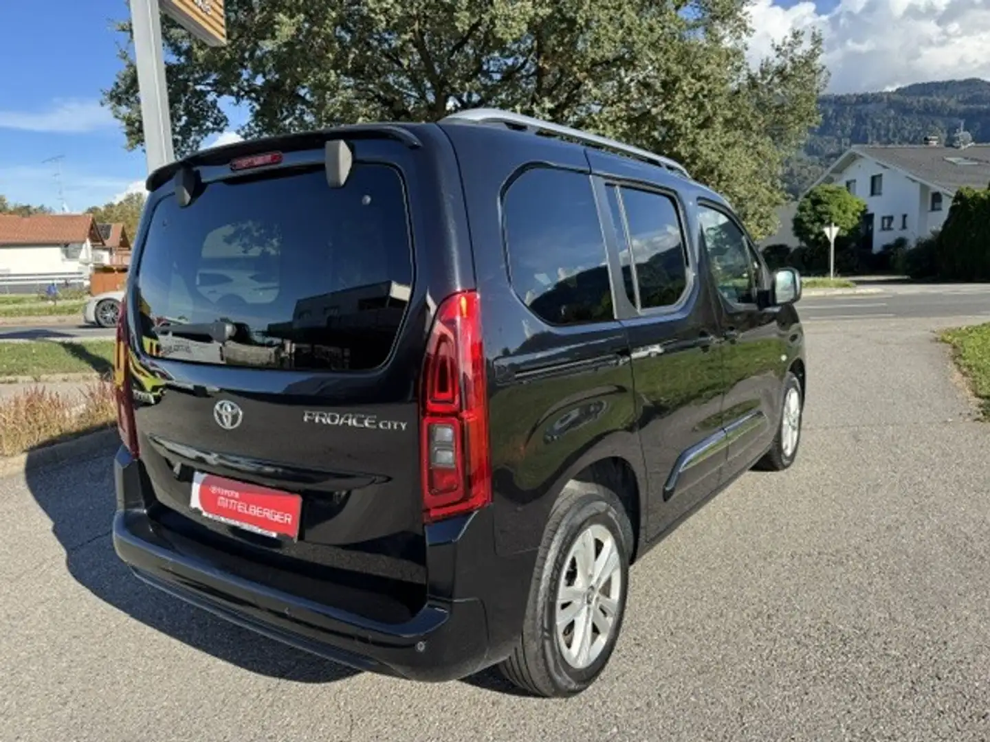 Toyota Proace City Verso L1 1,5 D-4D 130 Family Schwarz - 2