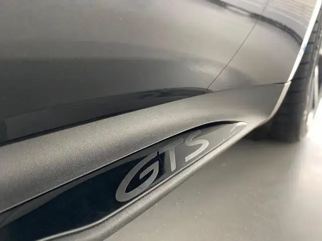 Porsche Taycan view 11