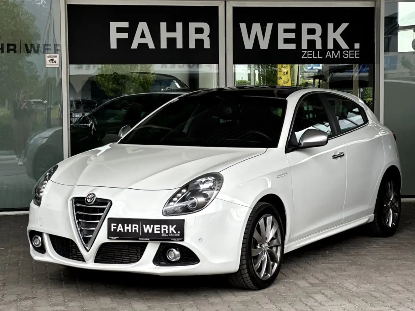 Alfa Romeo Giulietta 2.0 JTDM Exclusive  *Panoramaglasdach* *BOSE* Weiß - 1