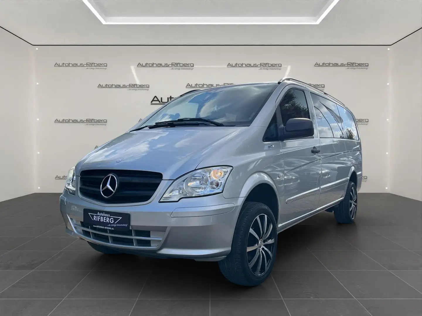 Mercedes-Benz Vito 113 CDI lang 4X4/AHK/8 SITZE/NAVI/AUTOMATIK Plateado - 1