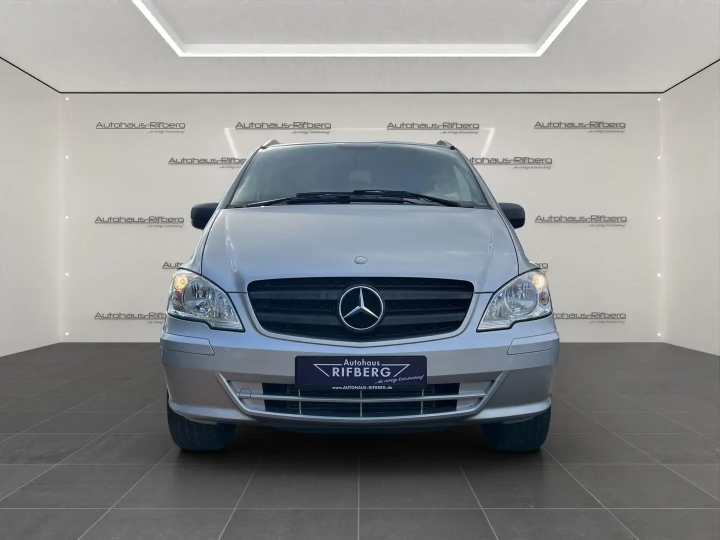 Mercedes-Benz Vito 113 CDI lang 4X4/AHK/8 SITZE/NAVI/AUTOMATIK Plateado - 2
