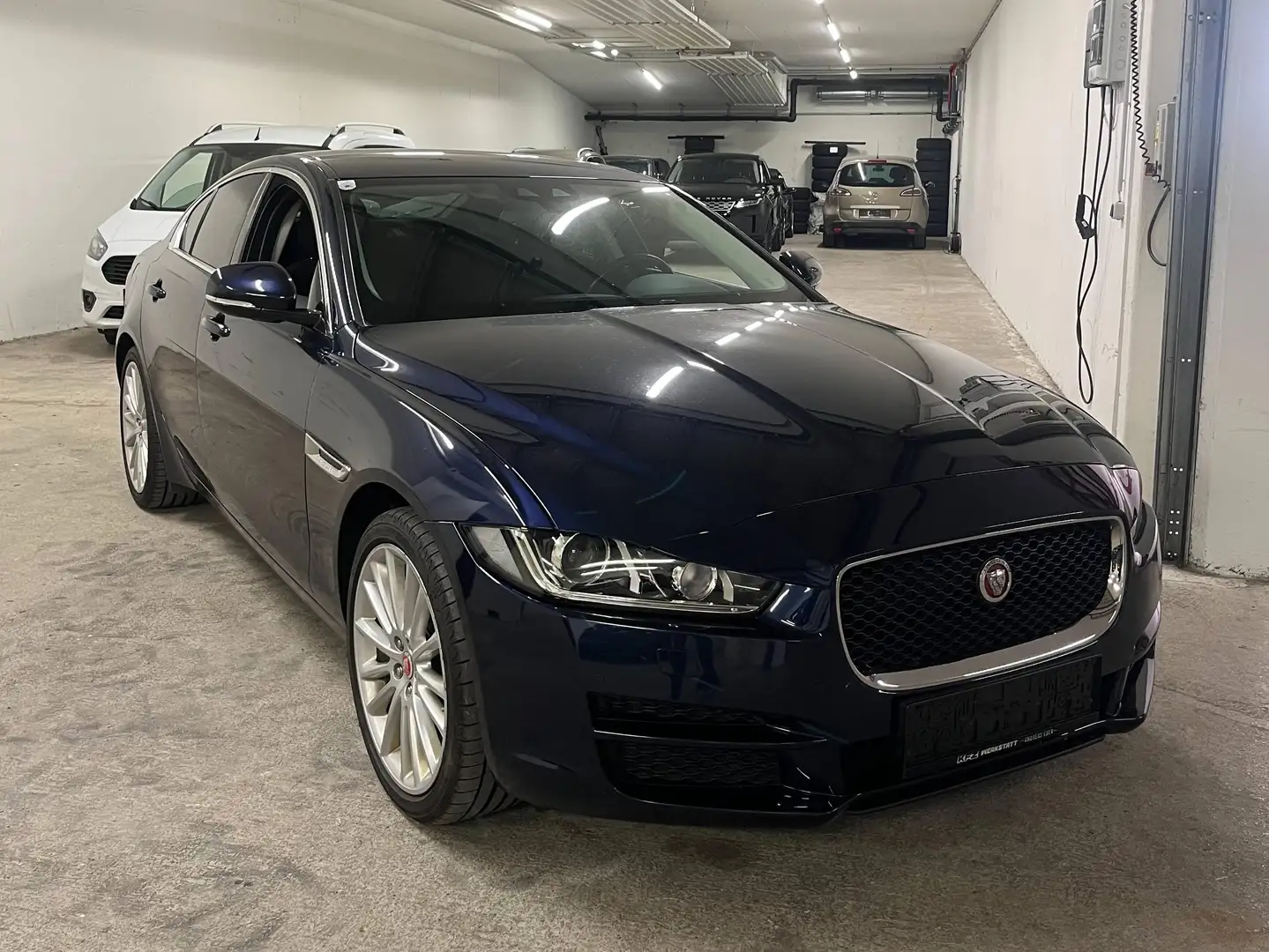 Jaguar XE 20d AWD Prestige Blau - 2