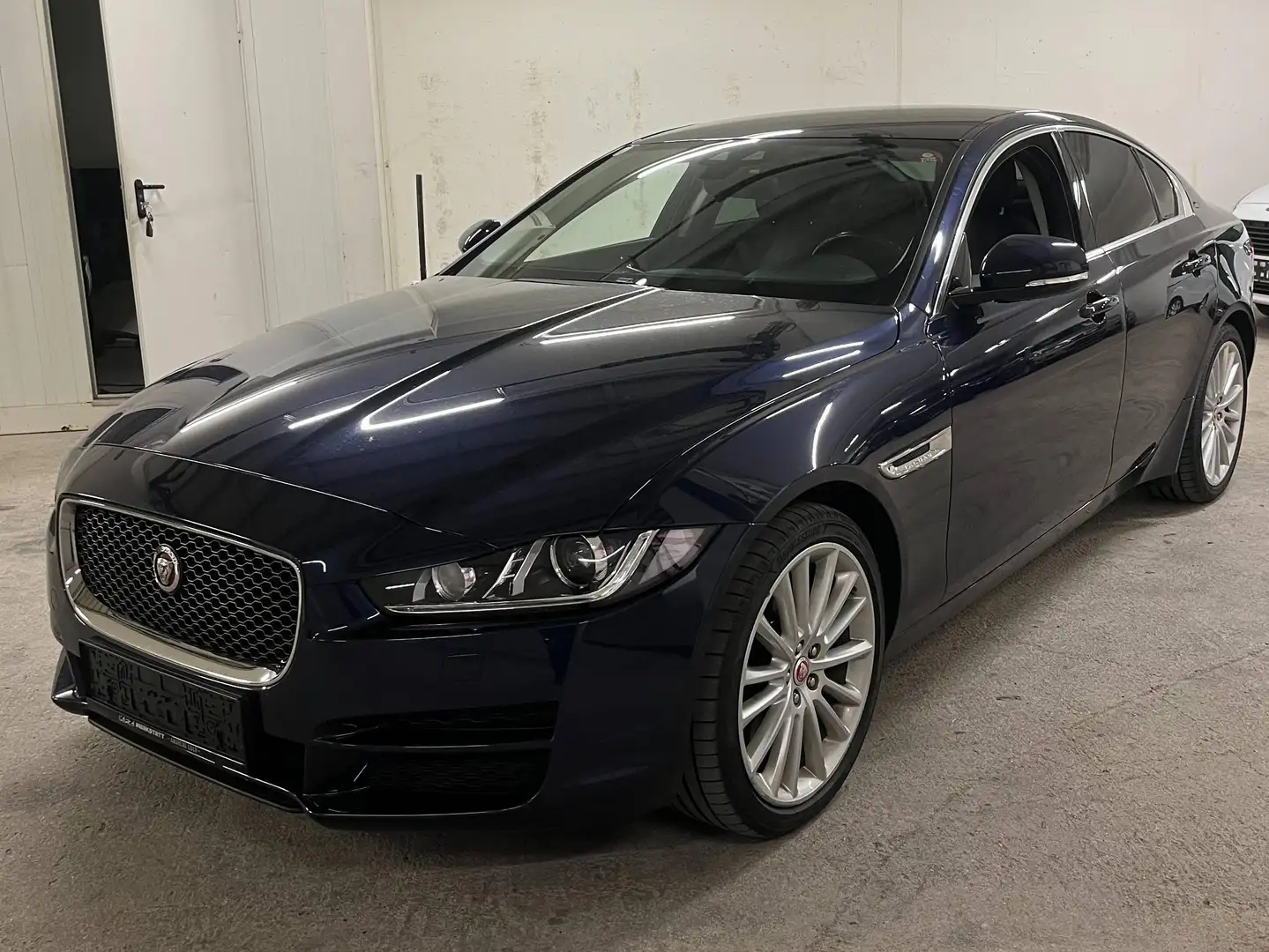 Jaguar XE 20d AWD Prestige Blau - 1