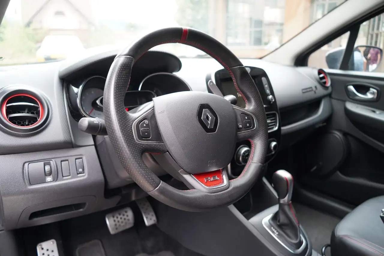 Renault Clio R.S. — photo 15