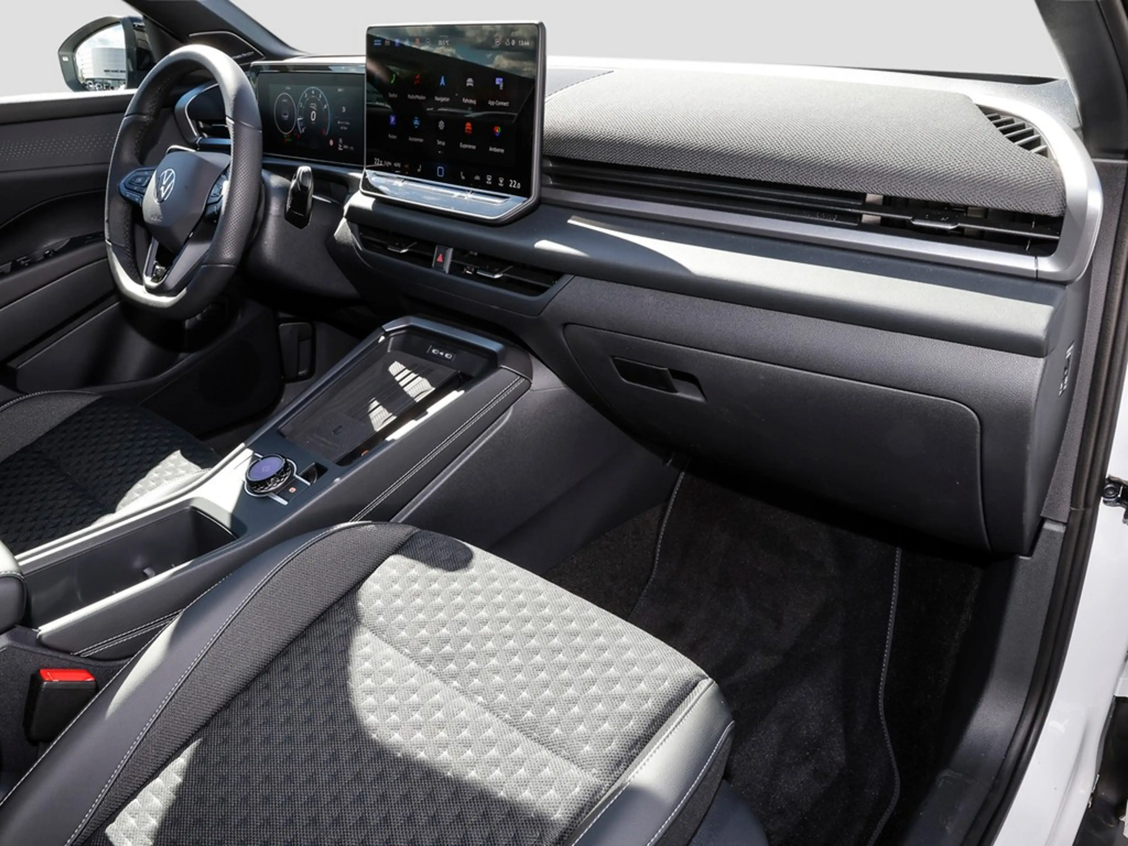Volkswagen T-Roc 1.5 eTSI DSG R-Line AHK/BlackStyle/IQLight — photo 8