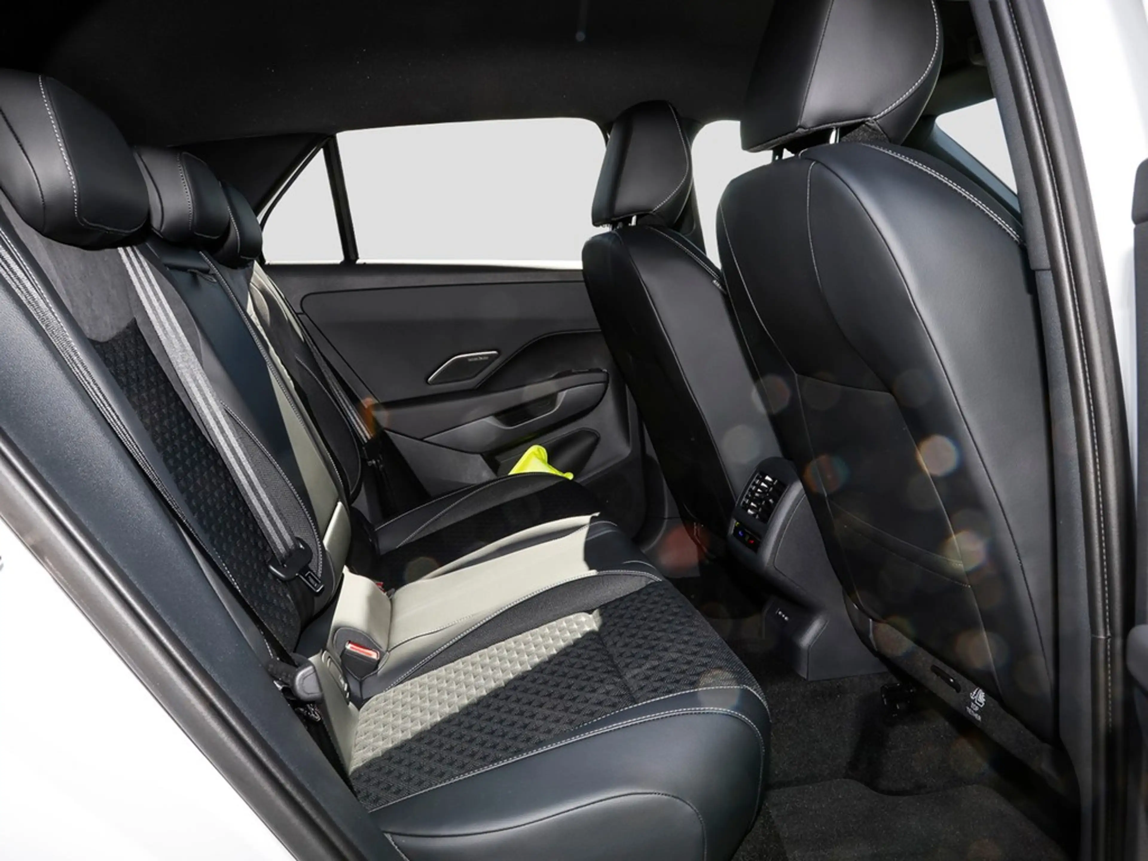 Volkswagen T-Roc 1.5 eTSI DSG R-Line AHK/BlackStyle/IQLight — photo 10