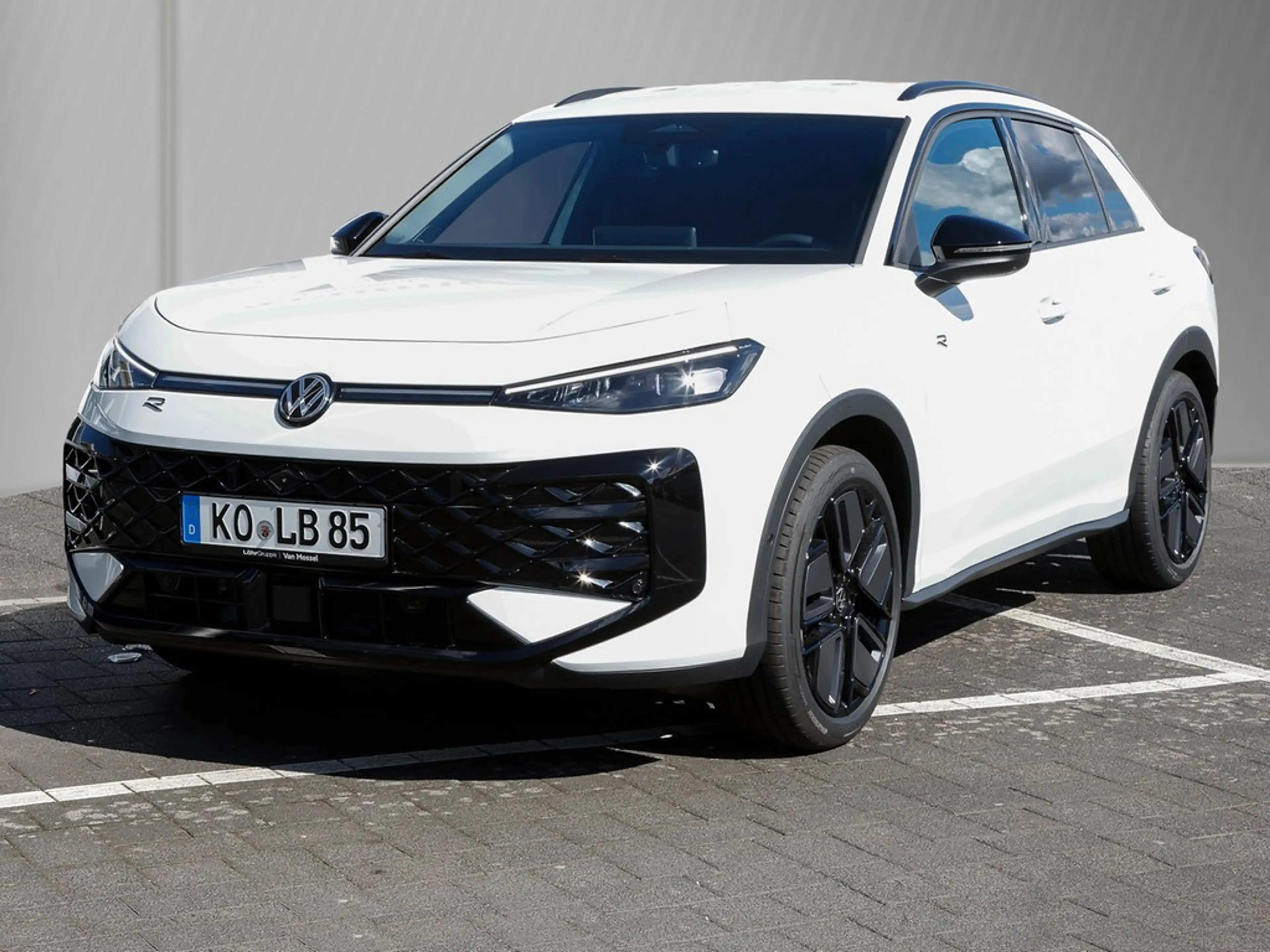 Volkswagen T-Roc 1.5 eTSI DSG R-Line AHK/BlackStyle/IQLight — photo 2