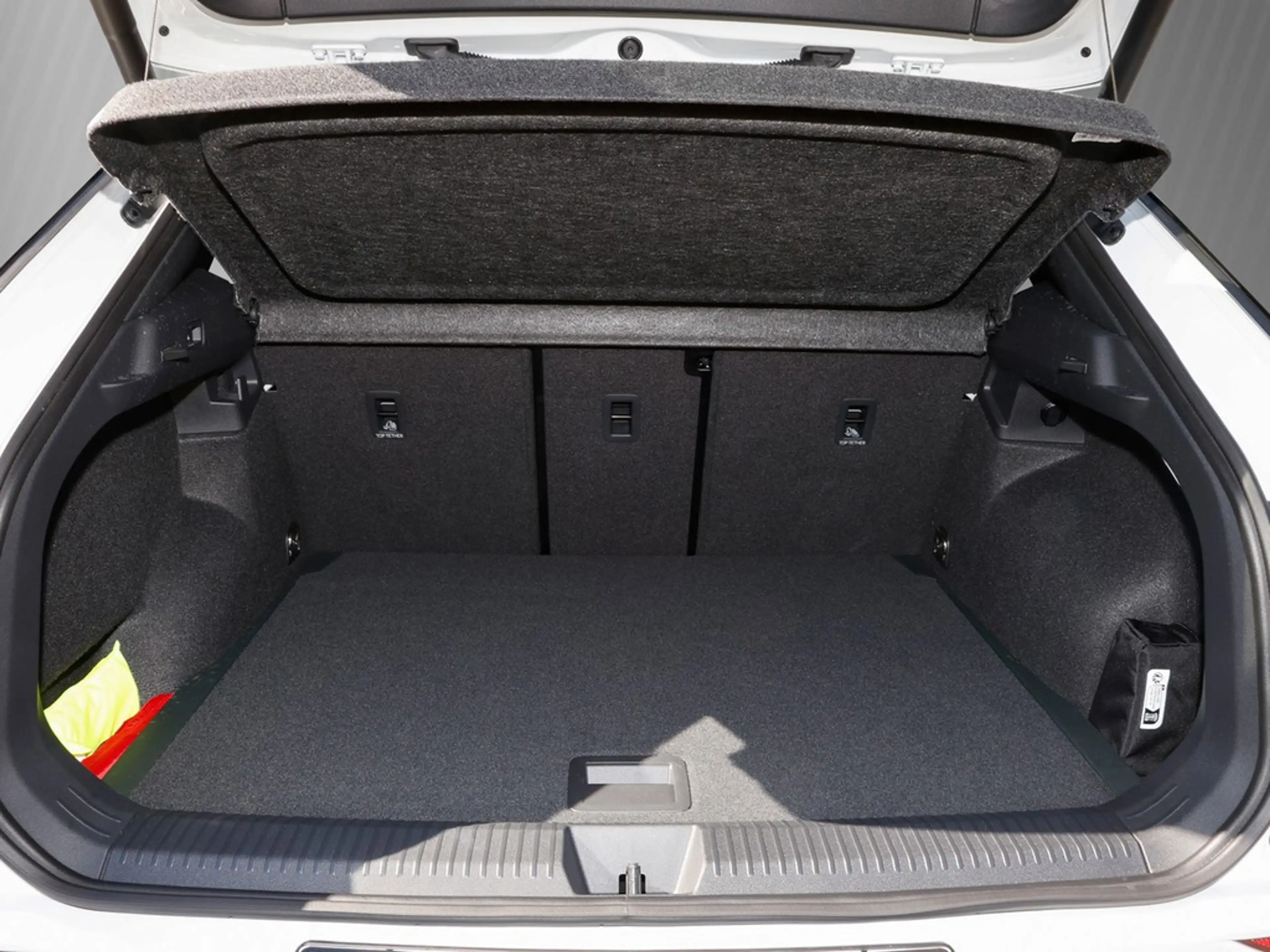 Volkswagen T-Roc 1.5 eTSI DSG R-Line AHK/BlackStyle/IQLight — photo 6