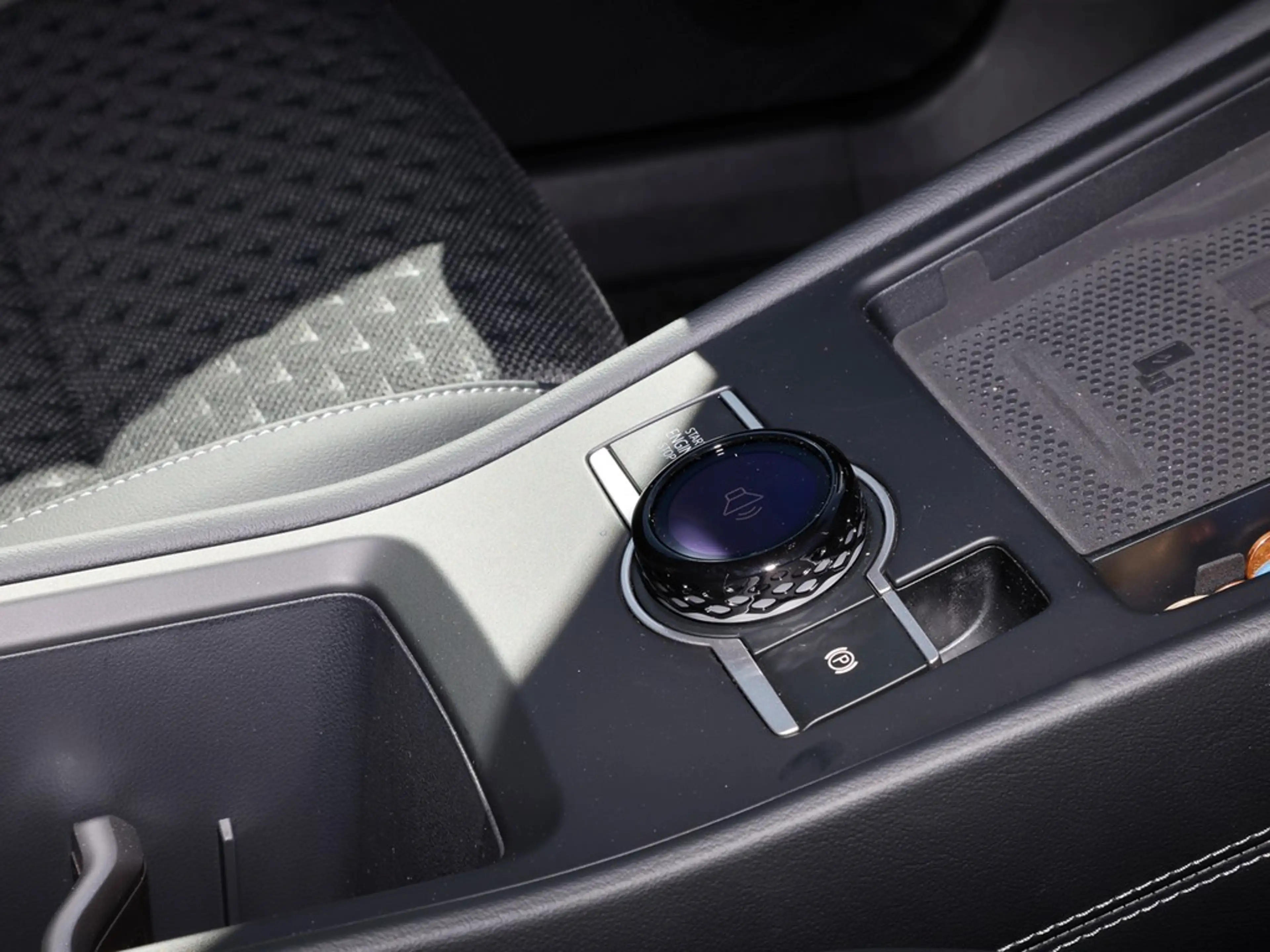 Volkswagen T-Roc 1.5 eTSI DSG R-Line AHK/BlackStyle/IQLight — photo 9