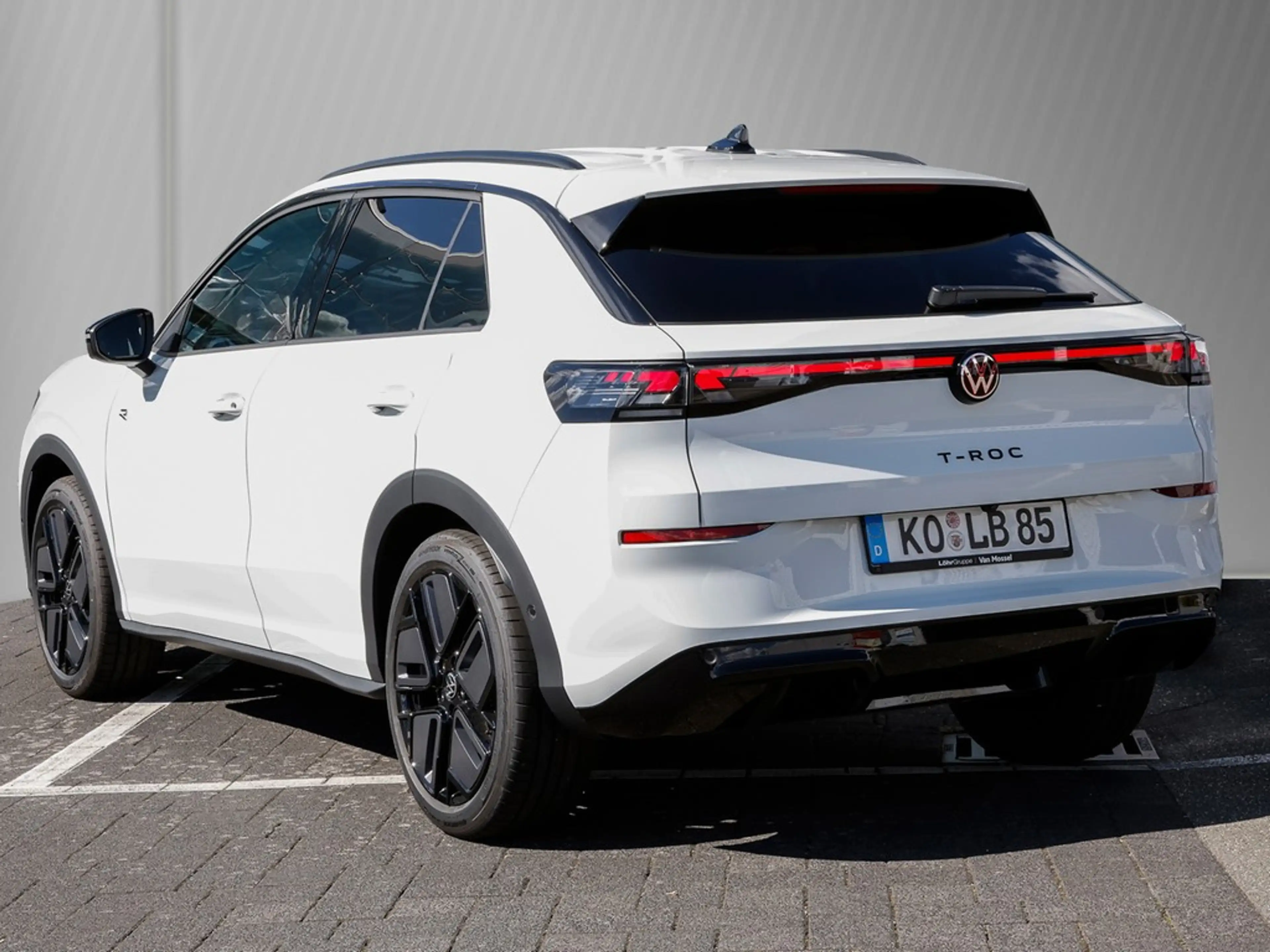 Volkswagen T-Roc 1.5 eTSI DSG R-Line AHK/BlackStyle/IQLight — photo 4