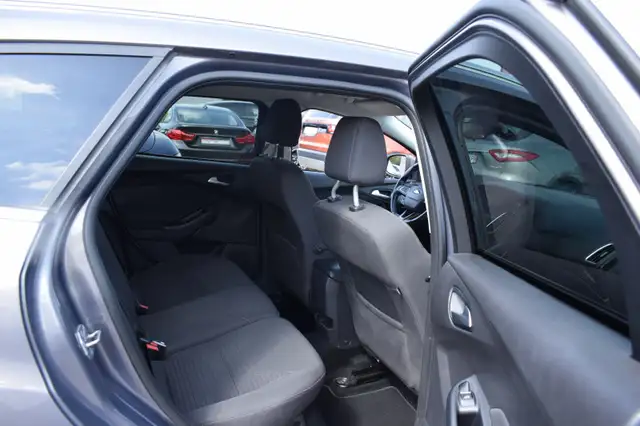 Ford Focus view 15