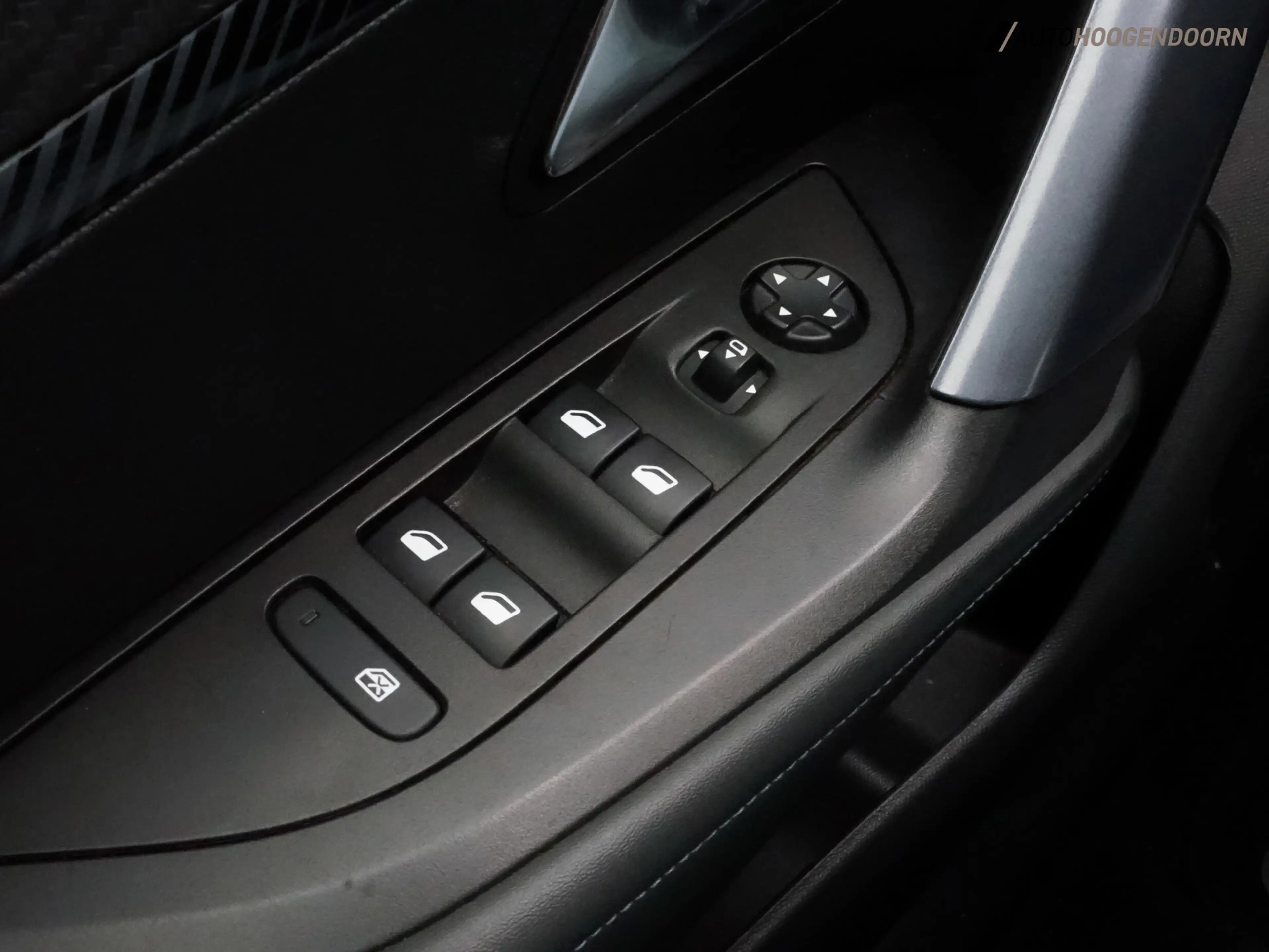Peugeot e-2008 EV Allure 50 kWh Sport SOH 90% (APPLE CARPLAY,CLIM — photo 17