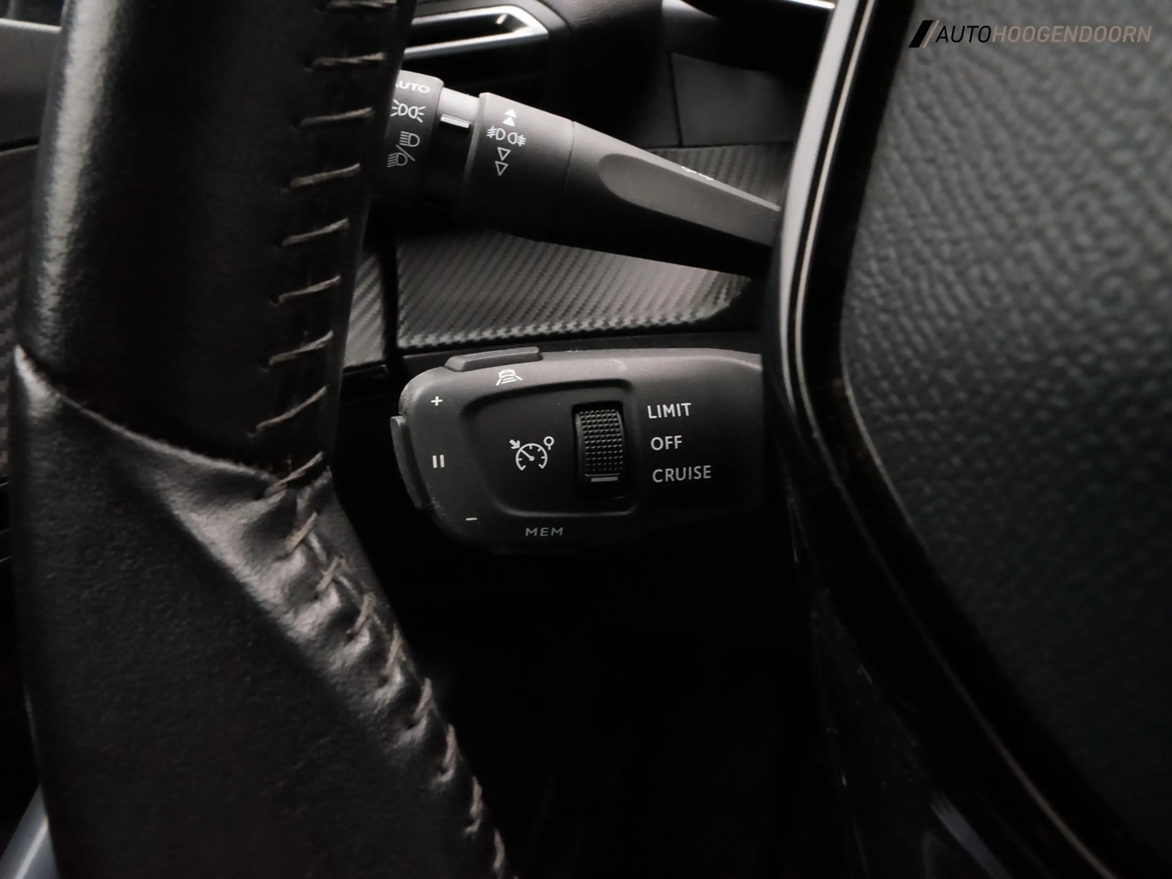 Peugeot e-2008 EV Allure 50 kWh Sport SOH 90% (APPLE CARPLAY,CLIM — photo 19