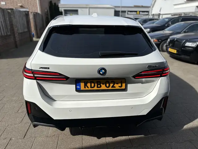 BMW 5 Series view 10