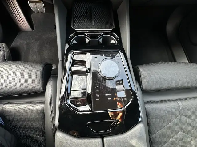 BMW 5 Series view 8