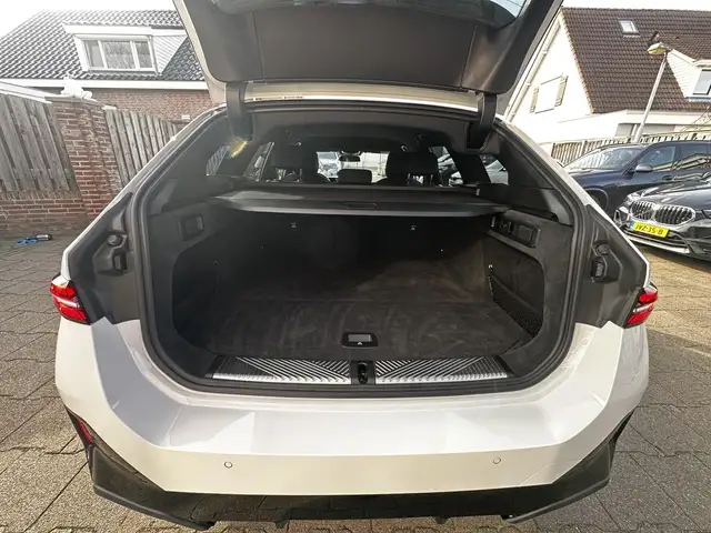 BMW 5 Series view 24