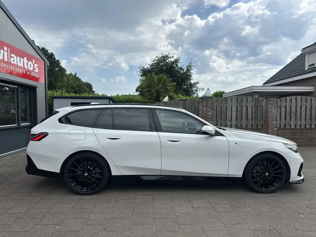 BMW 5 Series view 16