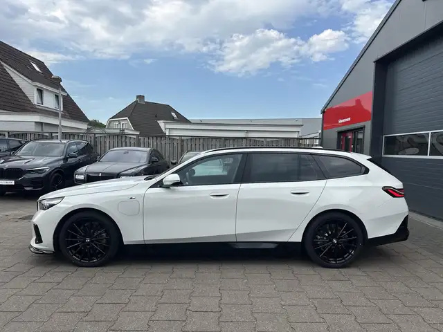 BMW 5 Series view 4